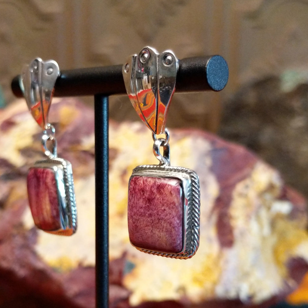 Square purple spiny oyster shell earrings with clam shell motifs and twisted rope setting.