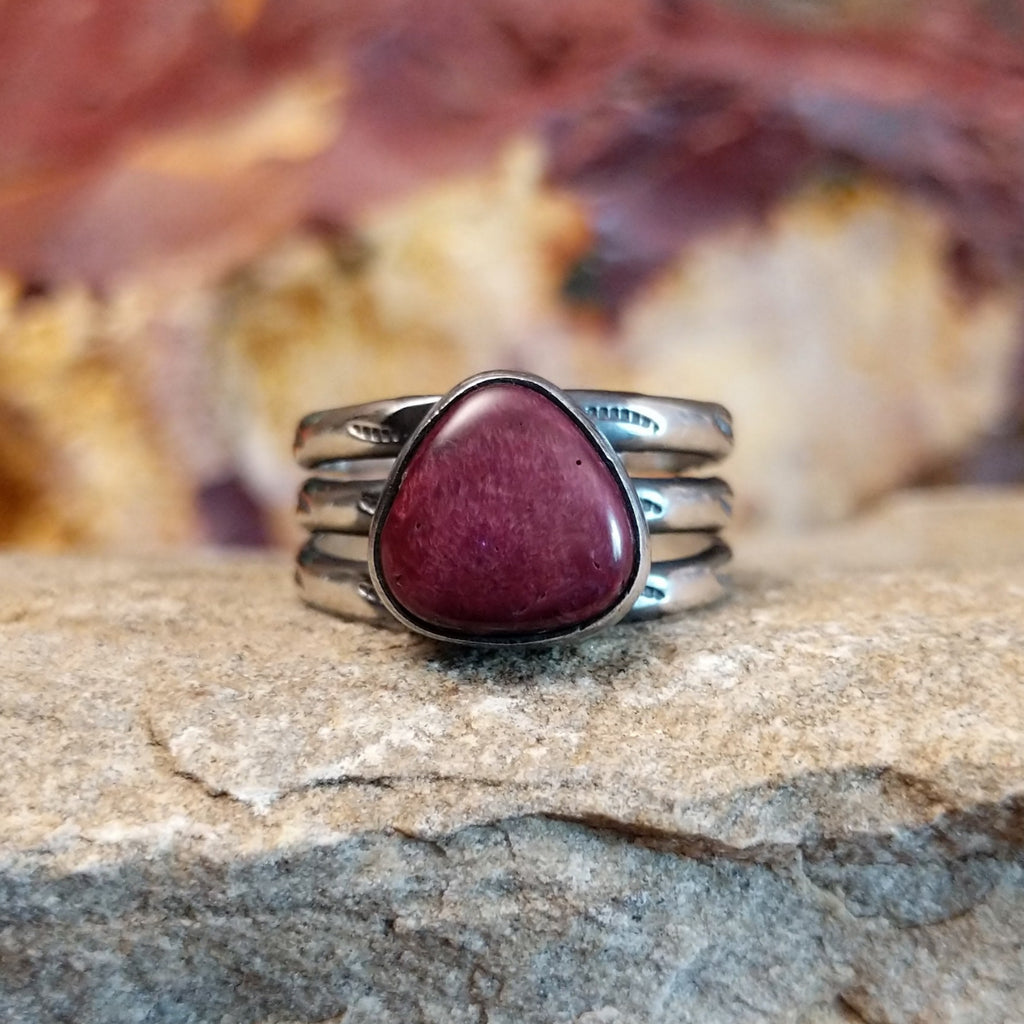 Purple triangular spiny oyster shell set in a silver setting and tri-layered band.