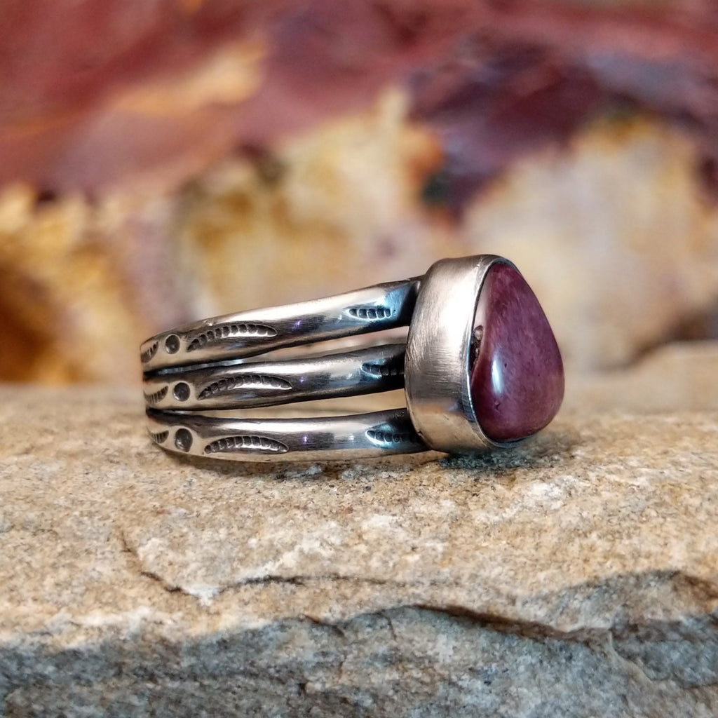 Purple triangular spiny oyster shell set in a silver setting and tri-layered band.