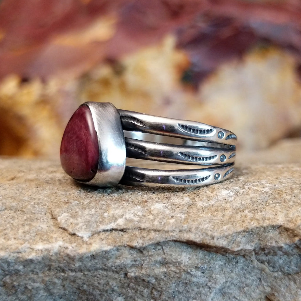 Purple triangular spiny oyster shell set in a silver setting and tri-layered band.