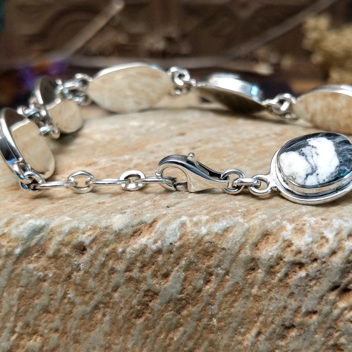 Close-up of the clasp.