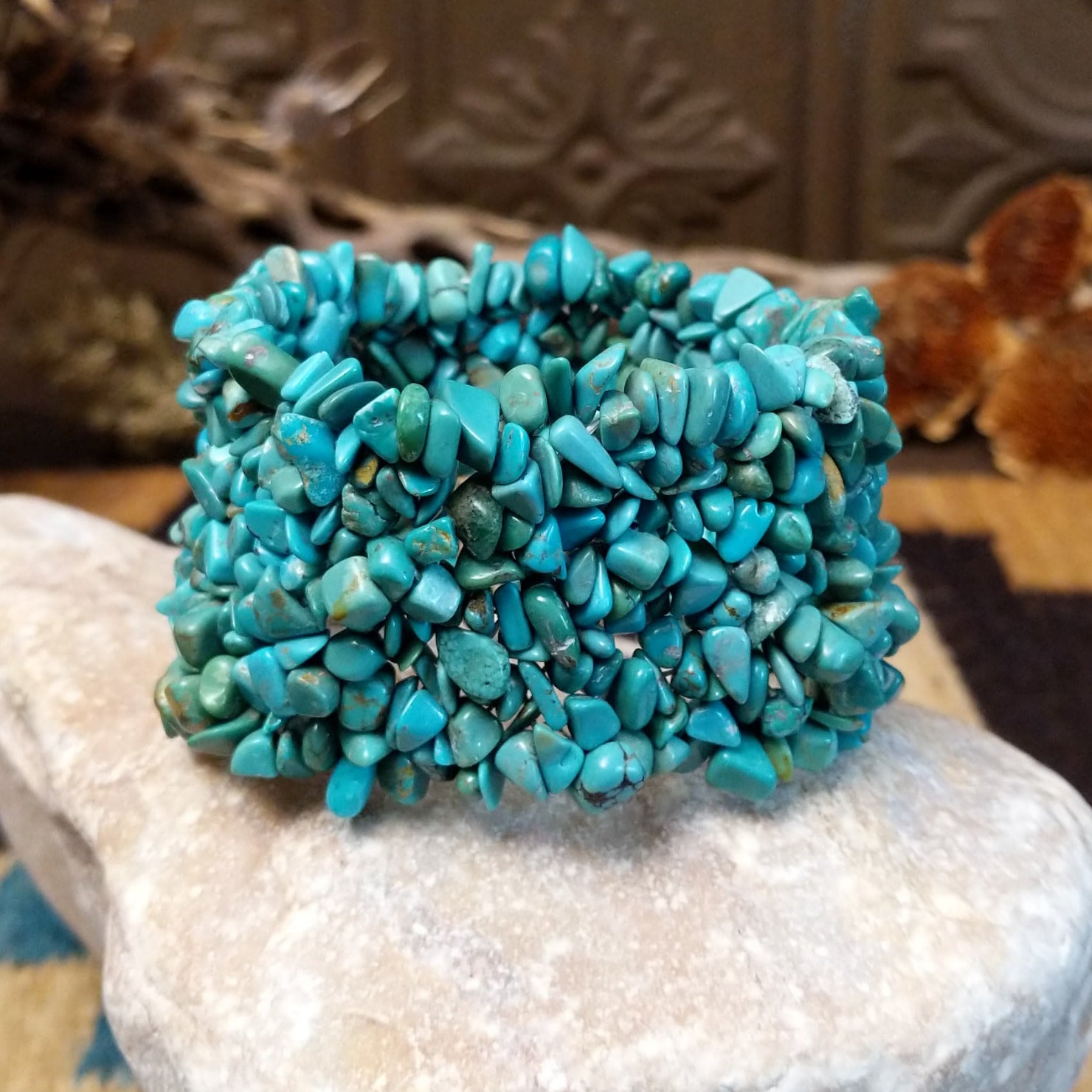 Large bracelet with turquoise weaved on the elastic band.