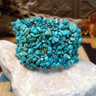 Large bracelet with turquoise weaved on the elastic band.