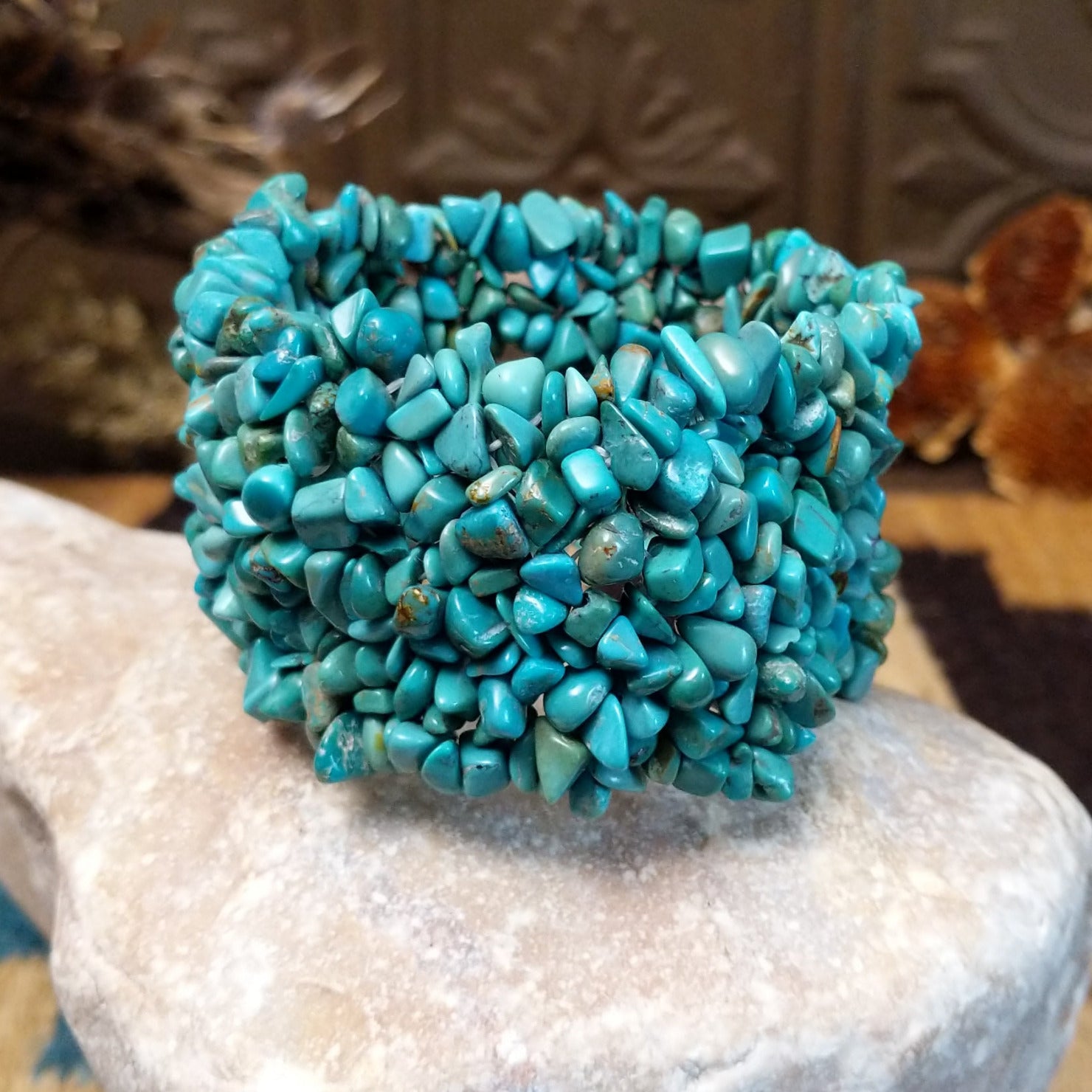 Large bracelet with turquoise weaved on the elastic band.
