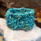 Large bracelet with turquoise weaved on the elastic band.