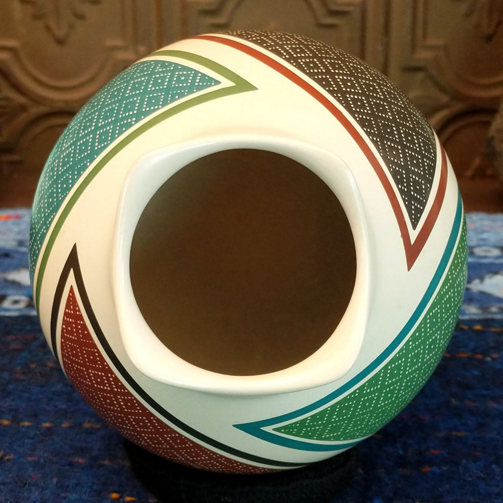 The scalloped edge of the lip is smooth.