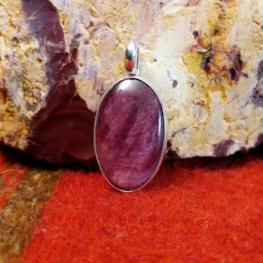 Oval purple spiny oyster shell set in sterling silver.
