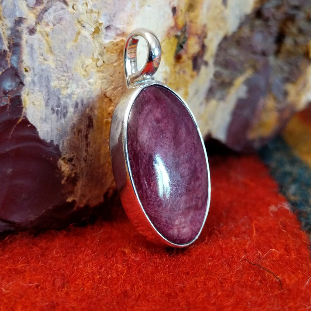 Oval purple spiny oyster shell set in sterling silver.