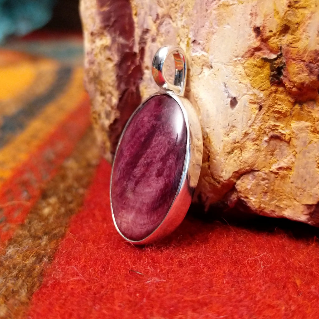 Oval purple spiny oyster shell set in sterling silver.