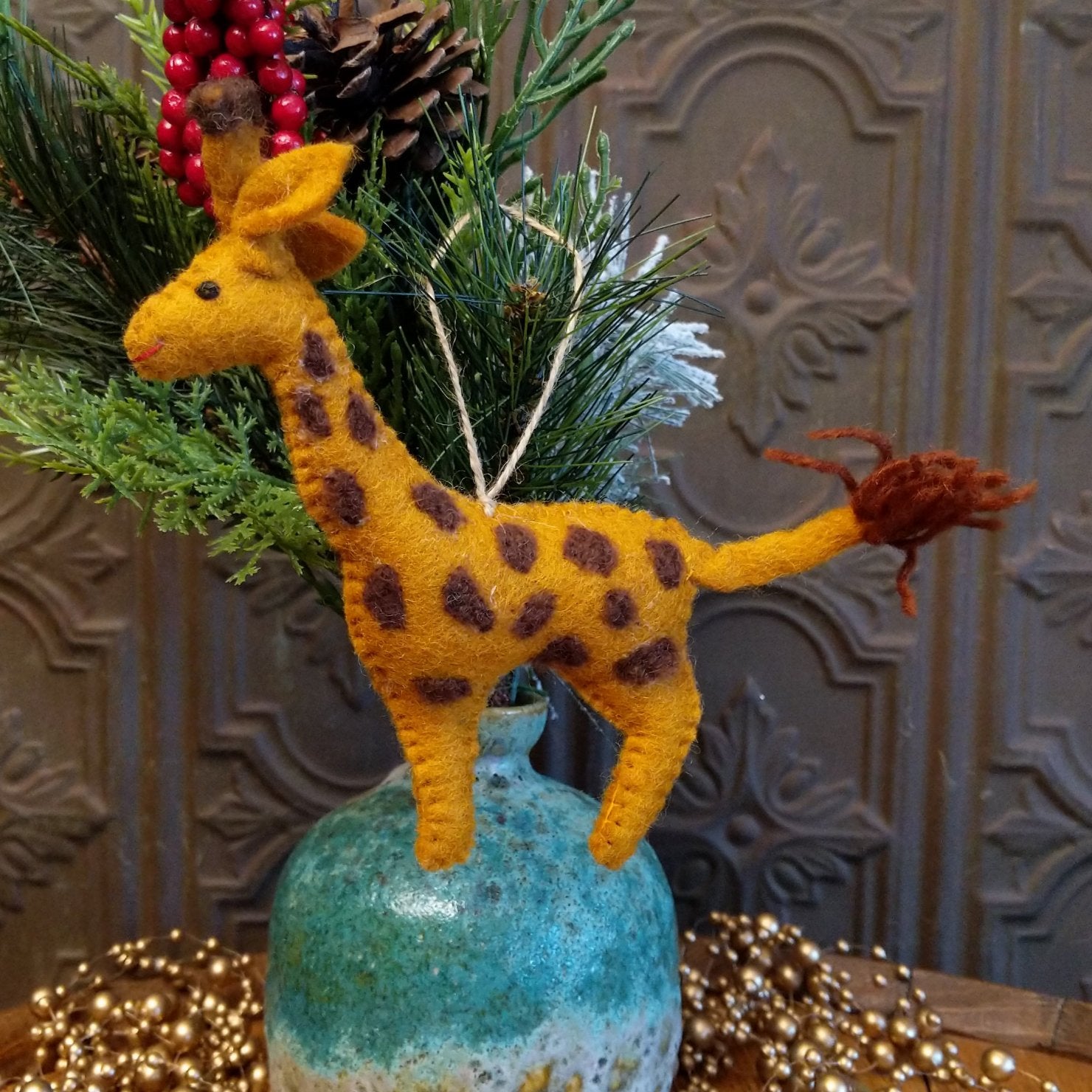 Thorness Giraffe Family Resin Ornament – 30cm X 17cm X 6cm, Brown, Made In UK
