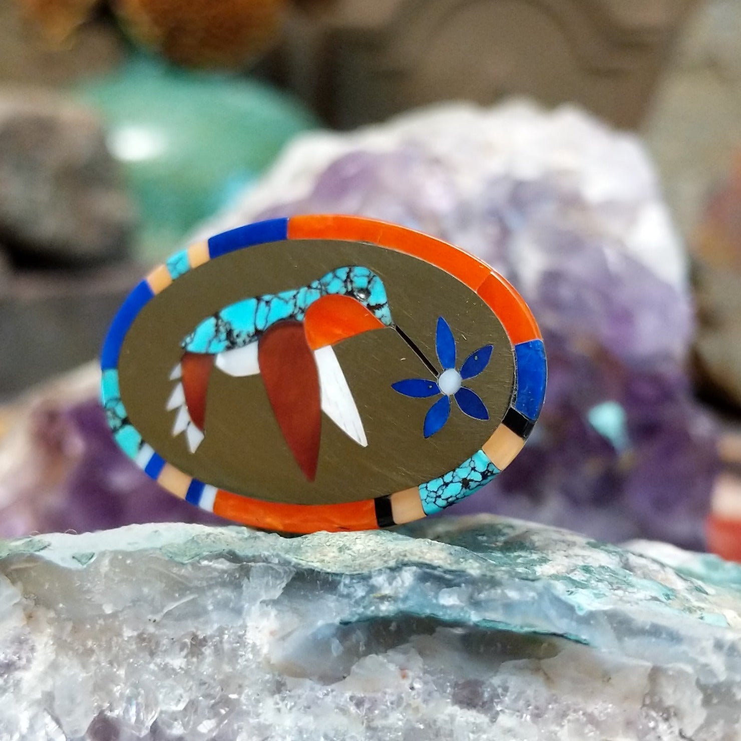 Handcrafted 14K gold ring by Albert and Dolly Banteah featuring a colorful hummingbird inlay design in a traditional Zuni Southwestern Native American style.