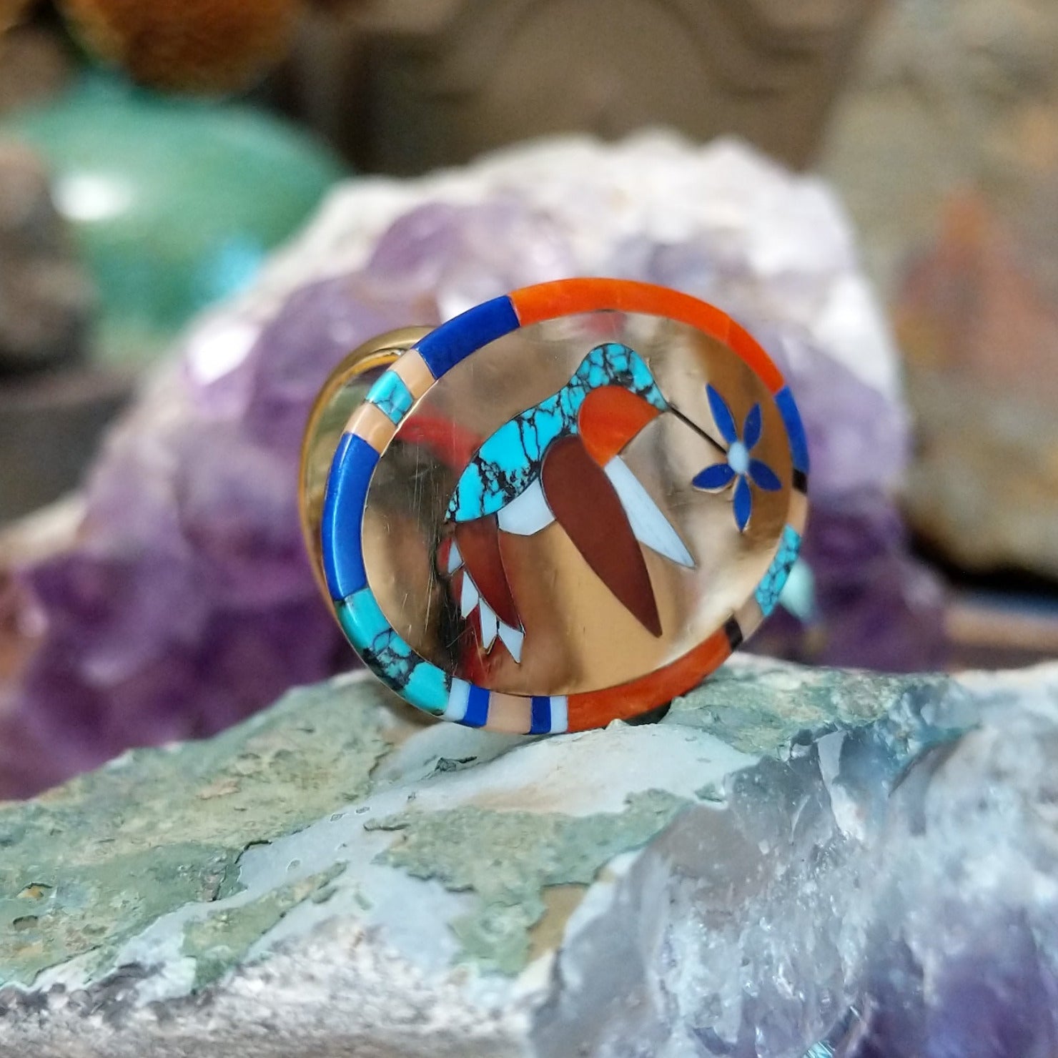 Handcrafted 14K gold ring by Albert and Dolly Banteah featuring a colorful hummingbird inlay design in a traditional Zuni Southwestern Native American style.