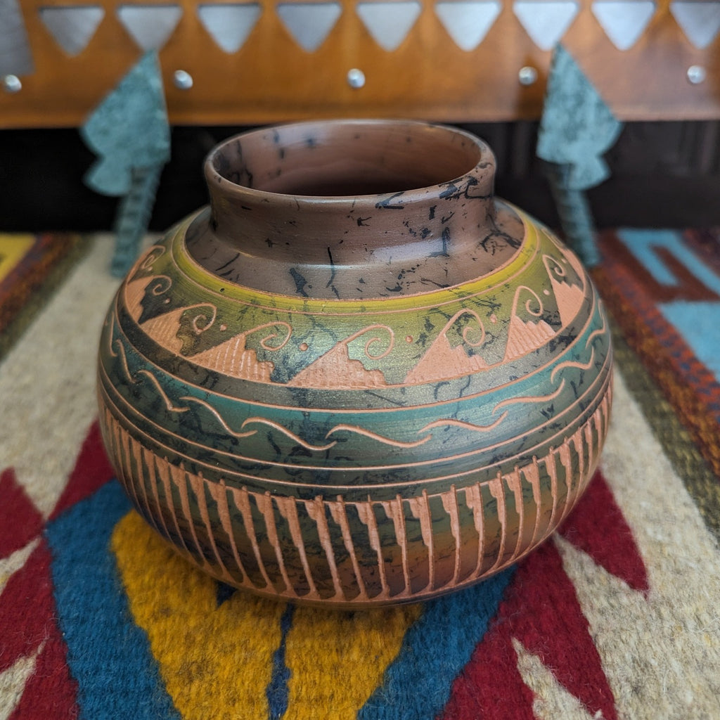 Navajo Horsehair Vase by Artist Dina Leonard MZ-0026