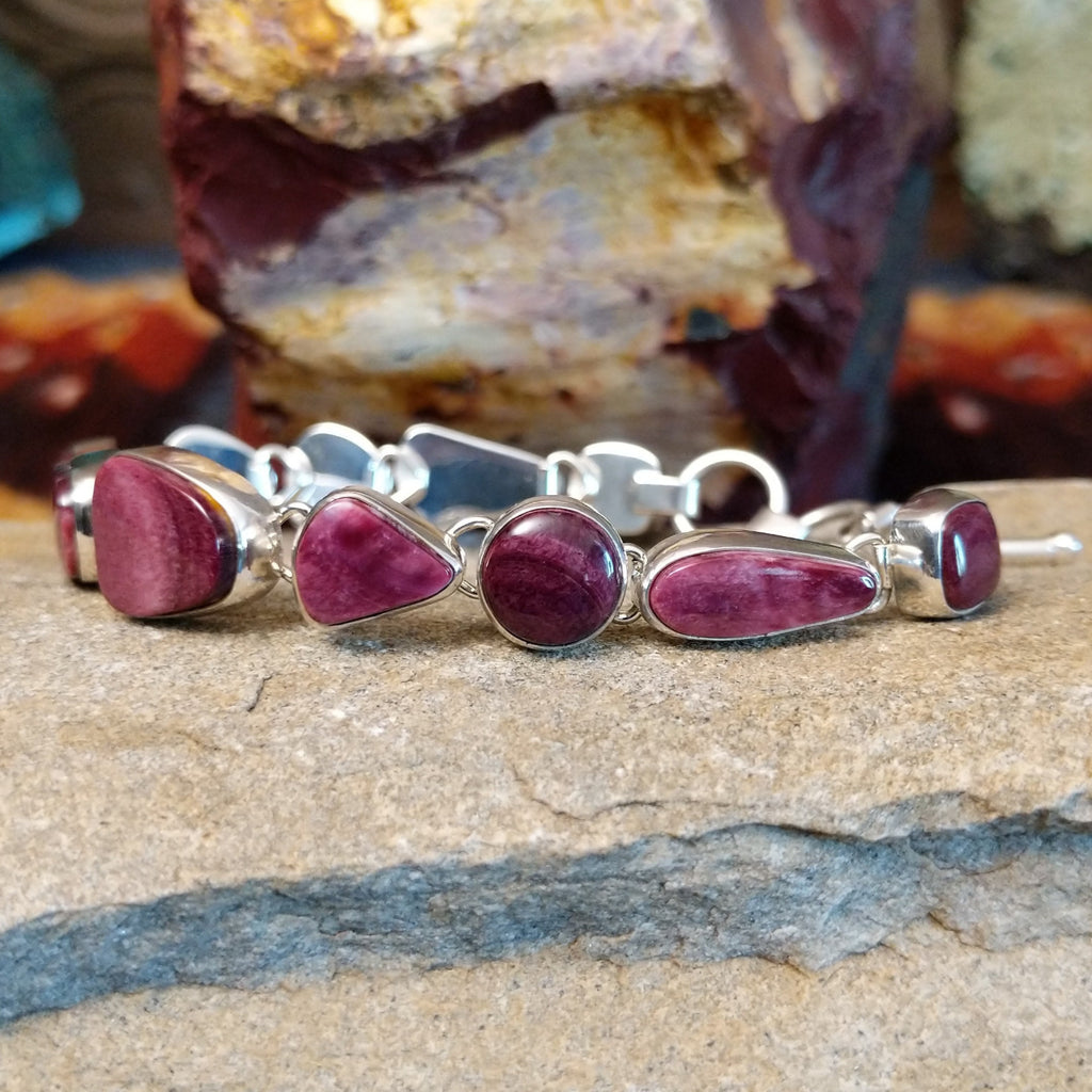 A purple spiny oyster shell link bracelet set in sterling silver.