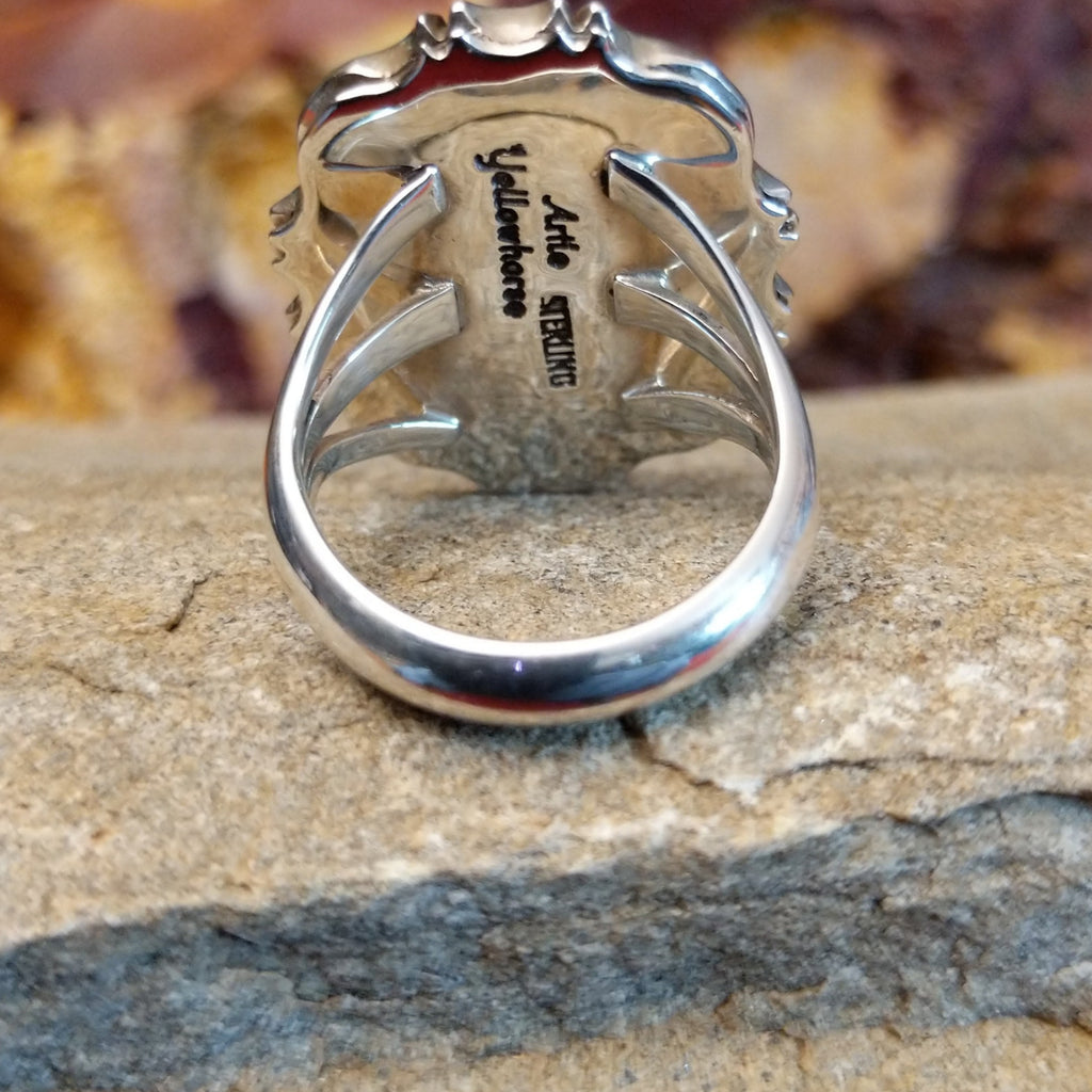 The simple, thin band of the piece.