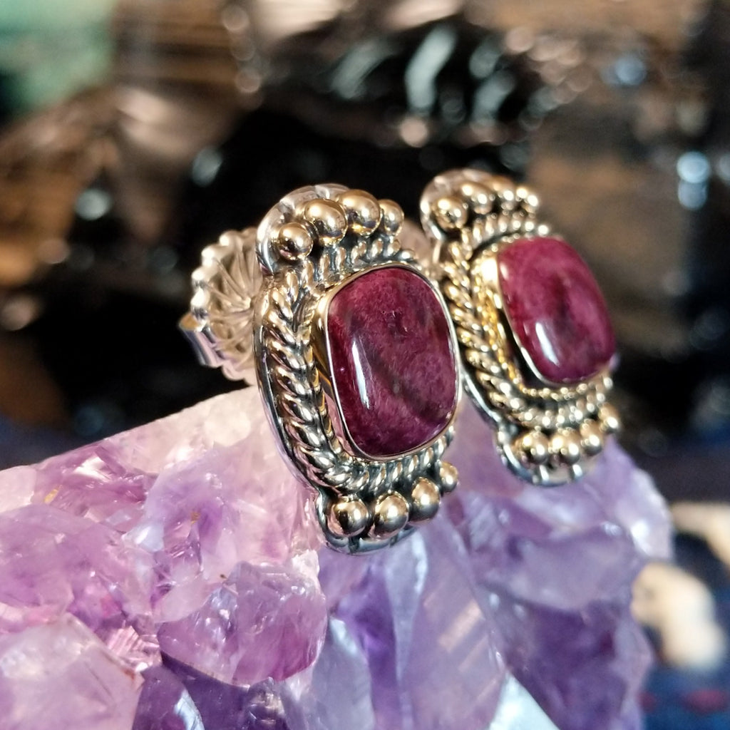 Earrings with purple spiny oyster shell in silver and gold.