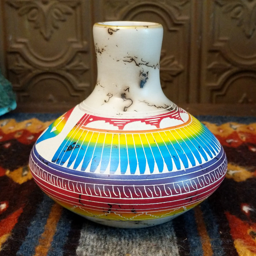 Vase showcasing rainbow layers and horsehair texture on white clay.