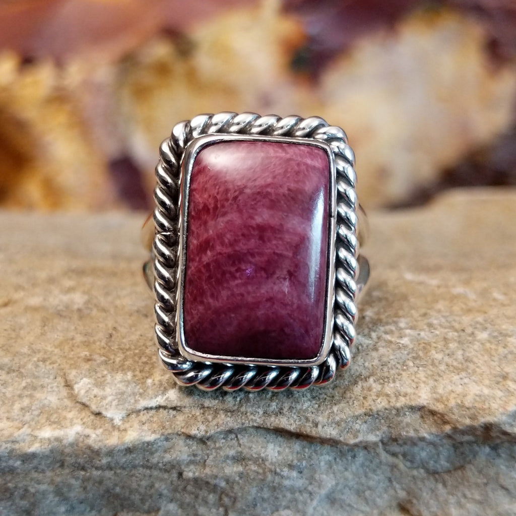 Purple spiny oyster shell set in a square twisted rope bezel.