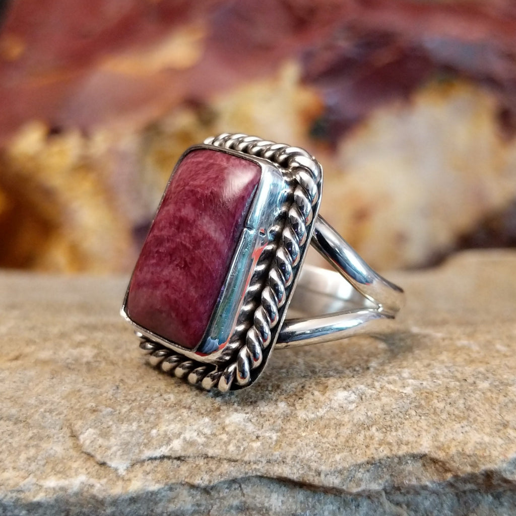 Purple spiny oyster shell set in a square twisted rope bezel.