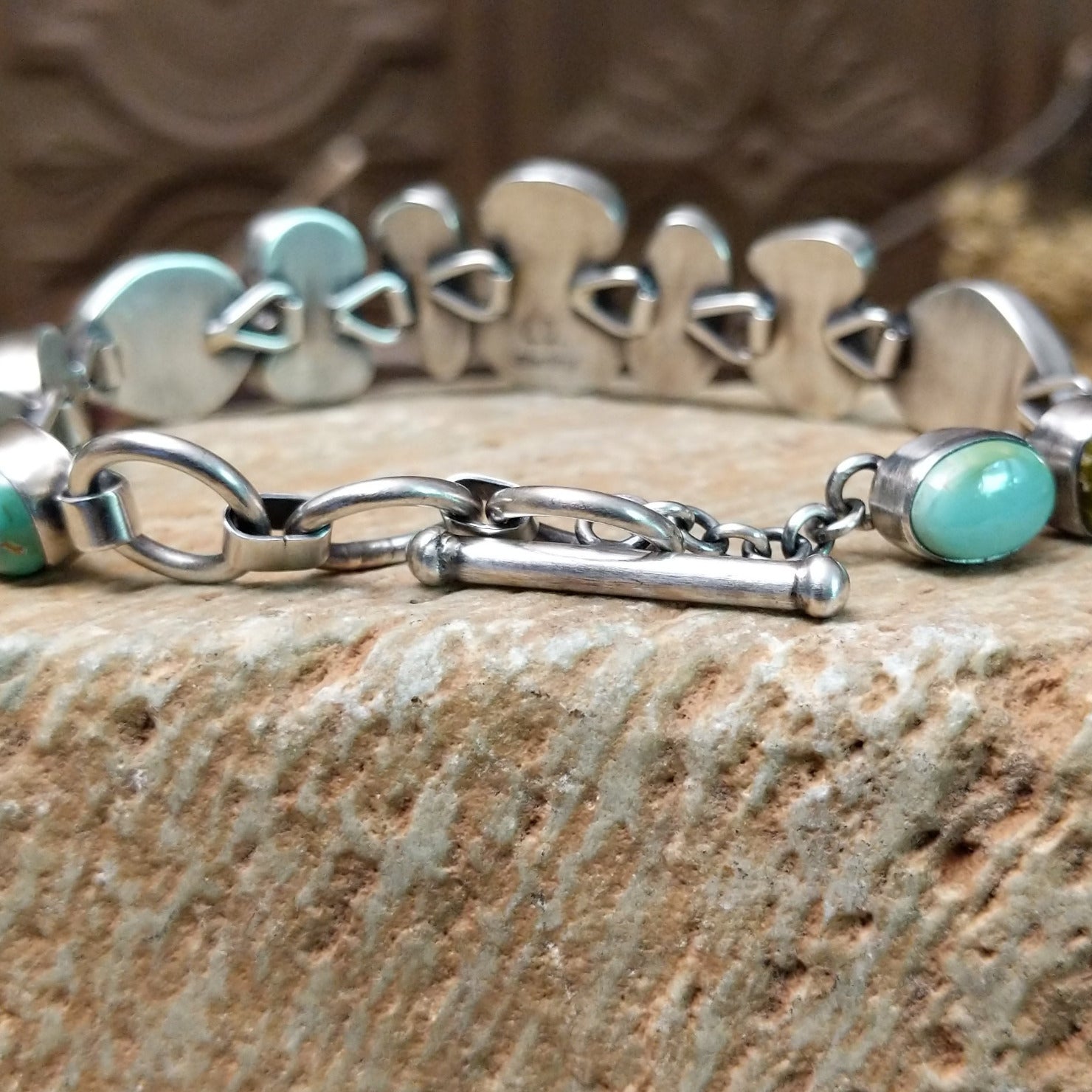 Close-up of the semi-adjustable clasp.
