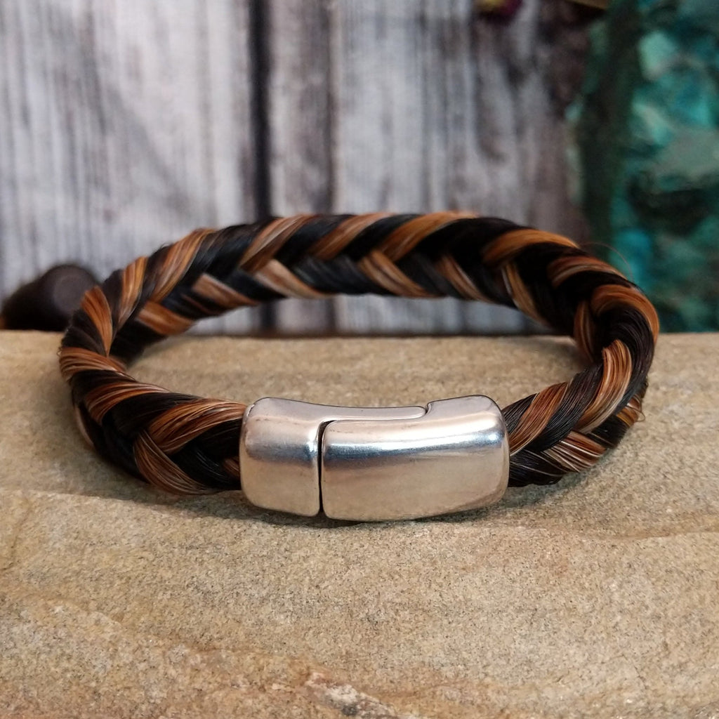 Close up of the magnetic closure on the back.