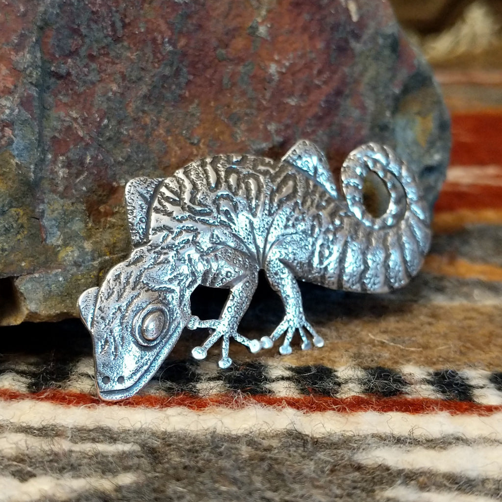Sterling silver gecko pin with intricate stamped detailing.