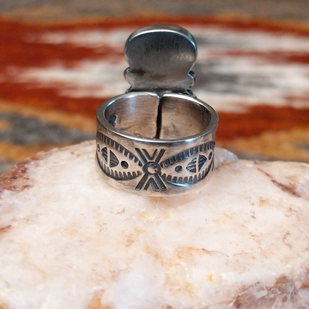 The band features intricate stamping.