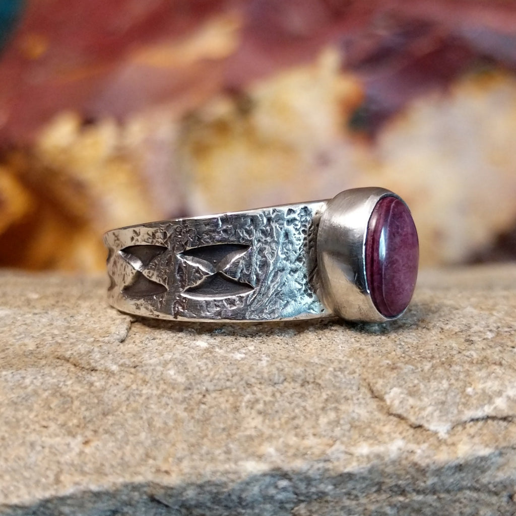 Purple spiny oyster shell set in a smooth bezel on a textured and stamped base.