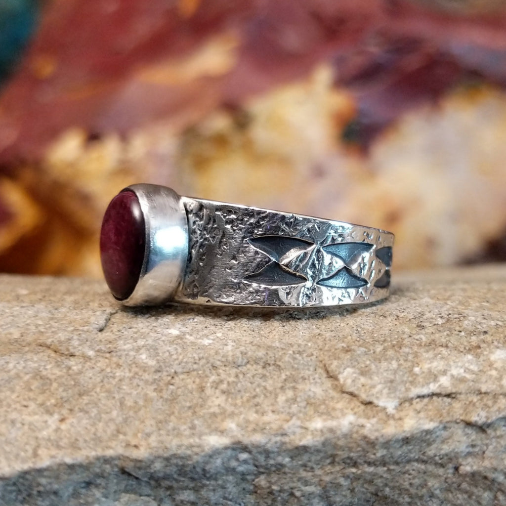 Purple spiny oyster shell set in a smooth bezel on a textured and stamped base.