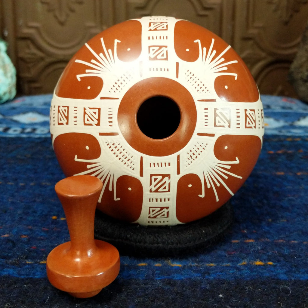 Removable lid and follow interior on the pot.