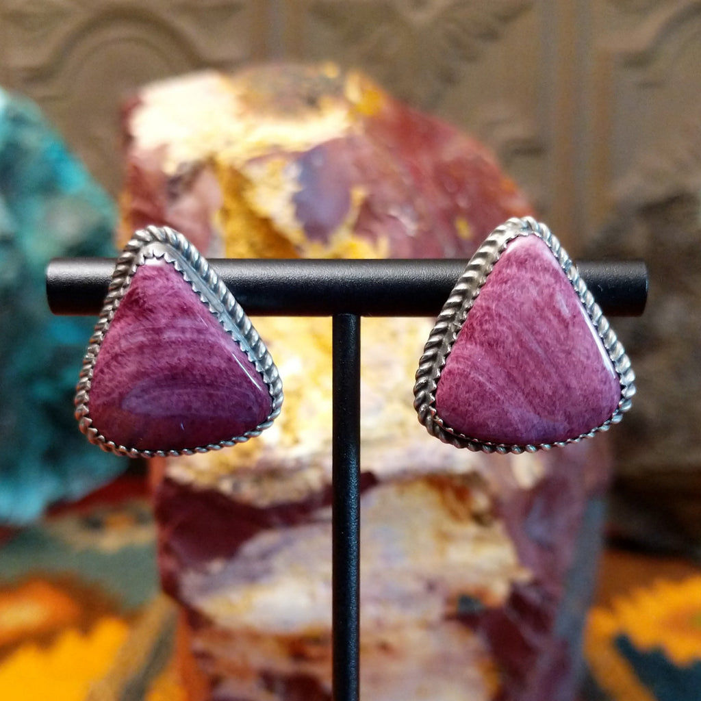Purple spiny oyster shell set in a notched bezel with twisted rope accents.