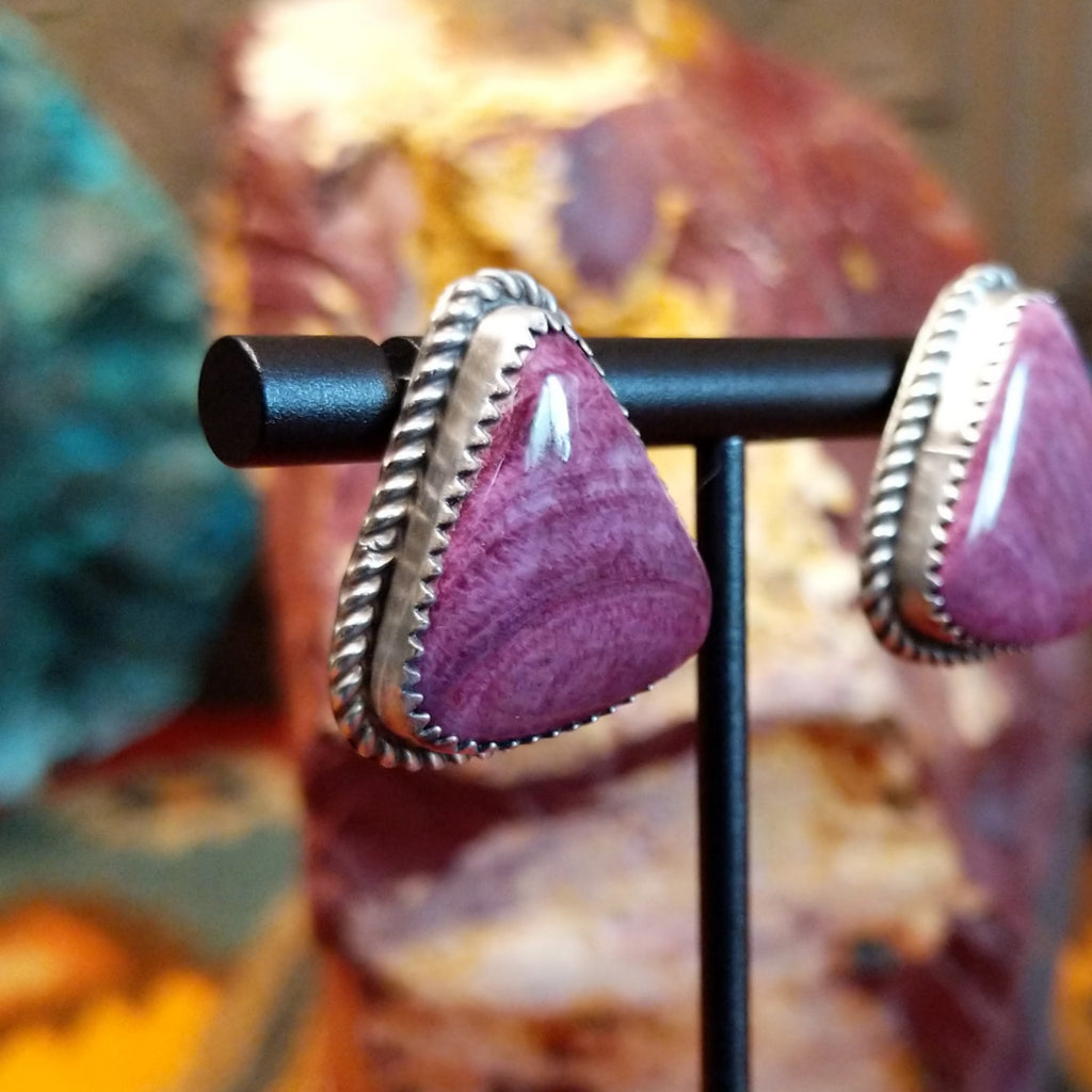 Purple spiny oyster shell set in a notched bezel with twisted rope accents.
