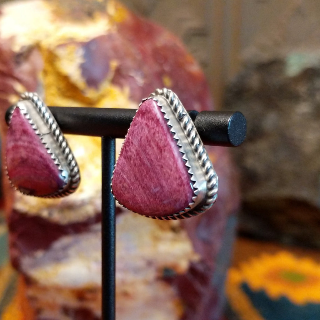 Purple spiny oyster shell set in a notched bezel with twisted rope accents.