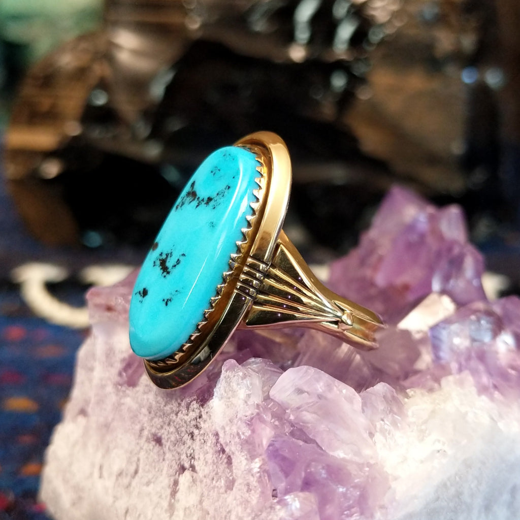 Side view showing the ring’s tapered gold shank and elevated bezel.