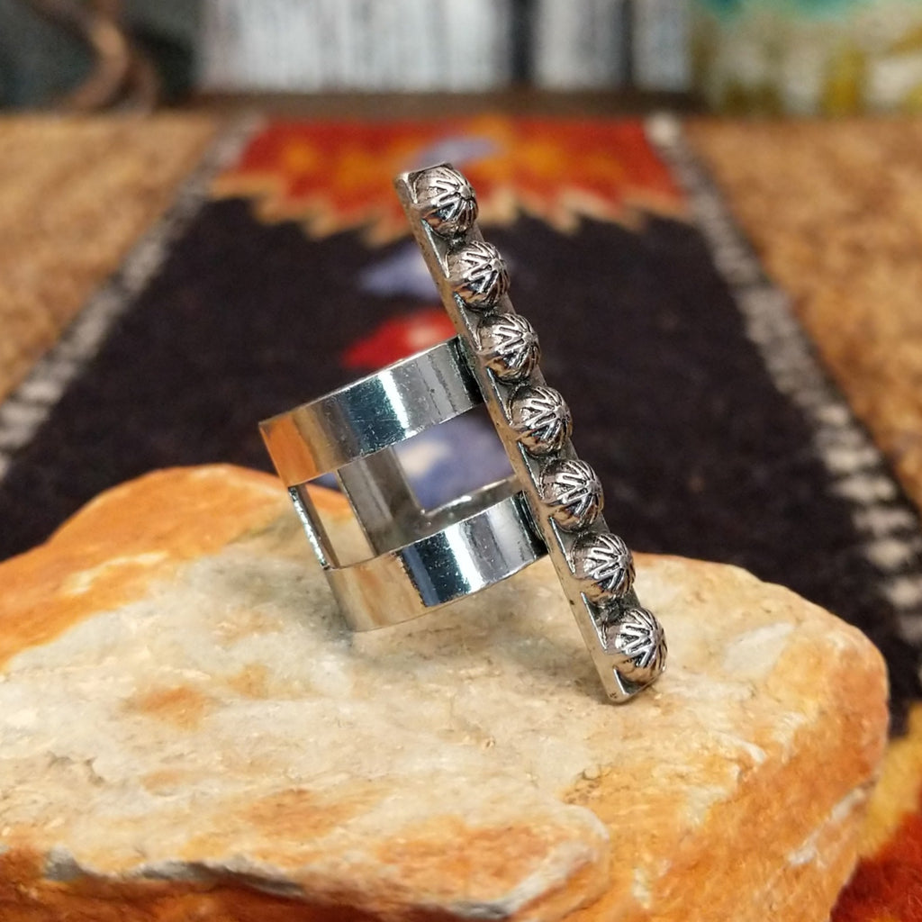 Nickel-free metal ring with a vertical band featuring star-patterned detailing.