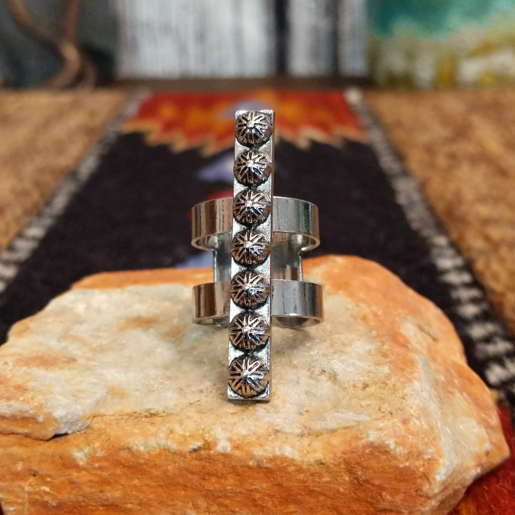 Nickel-free metal ring with a vertical band featuring star-patterned detailing.