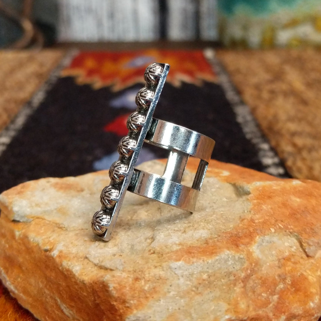 Nickel-free metal ring with a vertical band featuring star-patterned detailing.