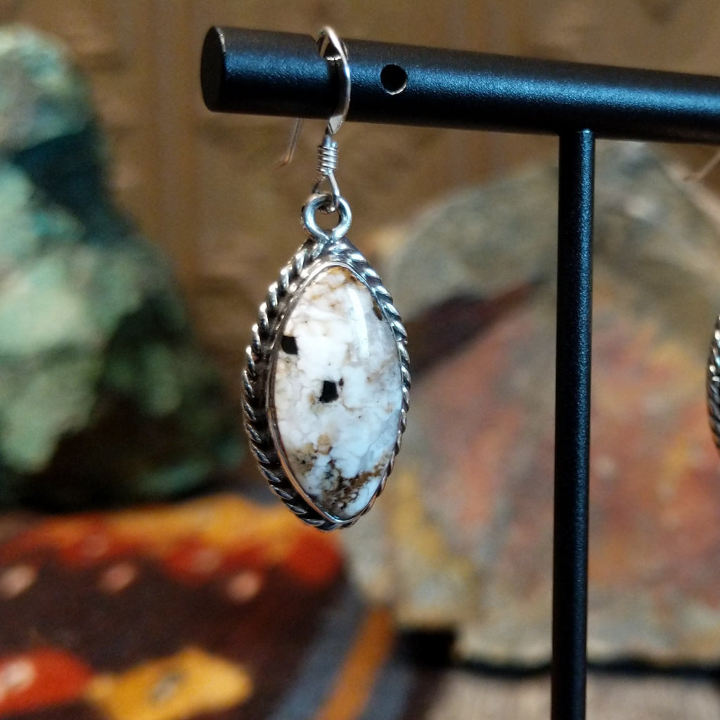White and brown Wild Horse stone set in a twisted rope bezel.