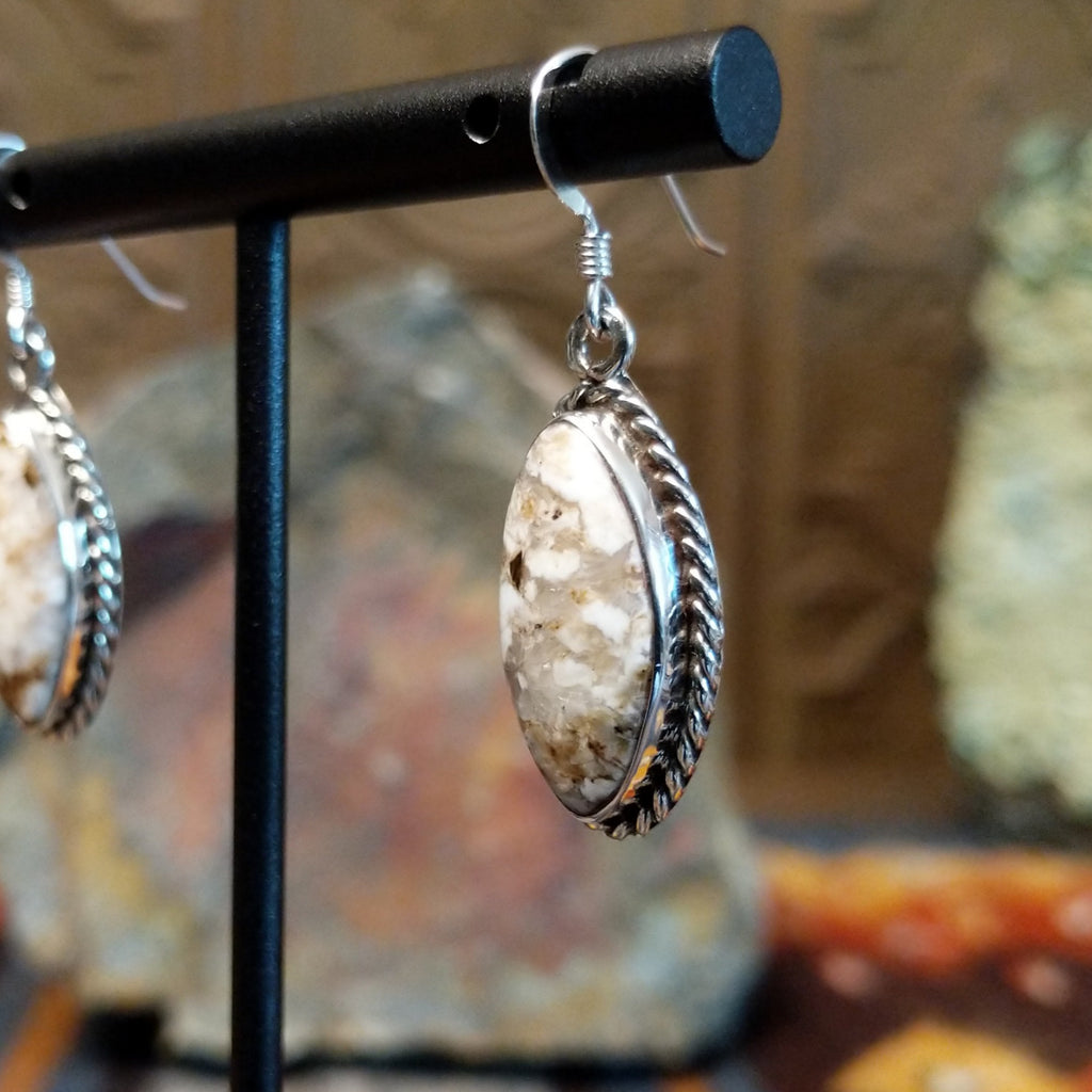 White and brown Wild Horse stone set in a twisted rope bezel.